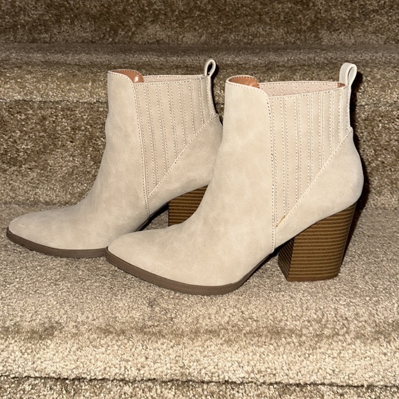 SOLD‼️Beige boots with wooden heel - Picture 2 of 6